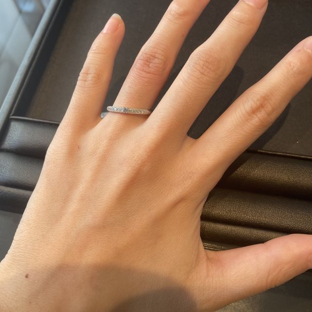 【エクセルコダイヤモンド(EXELCO DIAMOND)の口コミ】 ハーフエタニティリングで、真ん中に大粒のダイヤモンドがあしらわれてい…