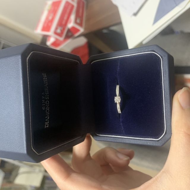 【銀座ダイヤモンドシライシの口コミ】 婚約指輪・結婚指輪のデザインも可愛くてめちゃくちゃキラキラしていまし…