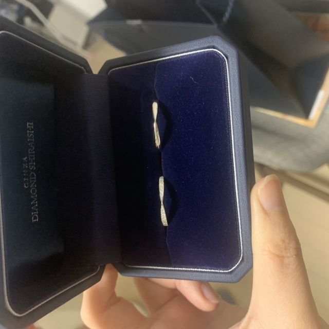 【銀座ダイヤモンドシライシの口コミ】 婚約指輪・結婚指輪のデザインも可愛くてめちゃくちゃキラキラしていまし…