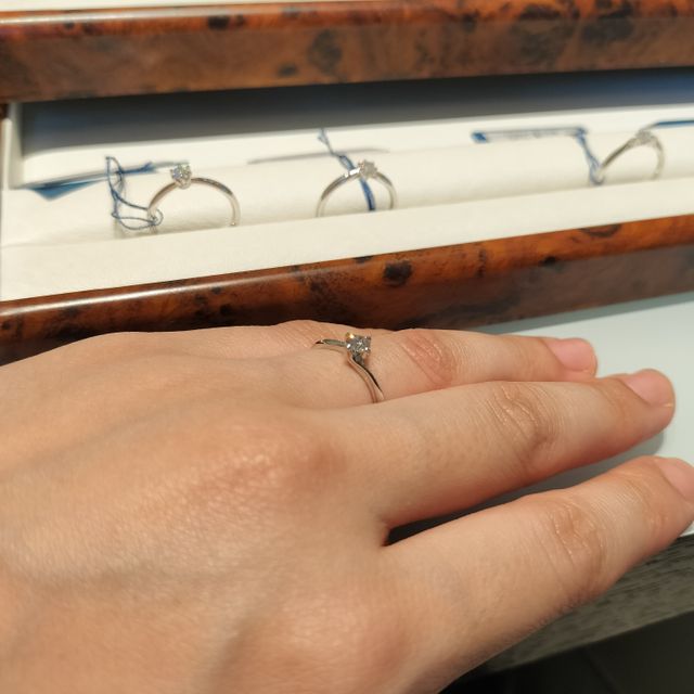 【HOSHI no SUNA 星の砂(ほしのすな)の口コミ】 「星の砂」というブランドの立爪タイプをいくつか試着させていただきまし…