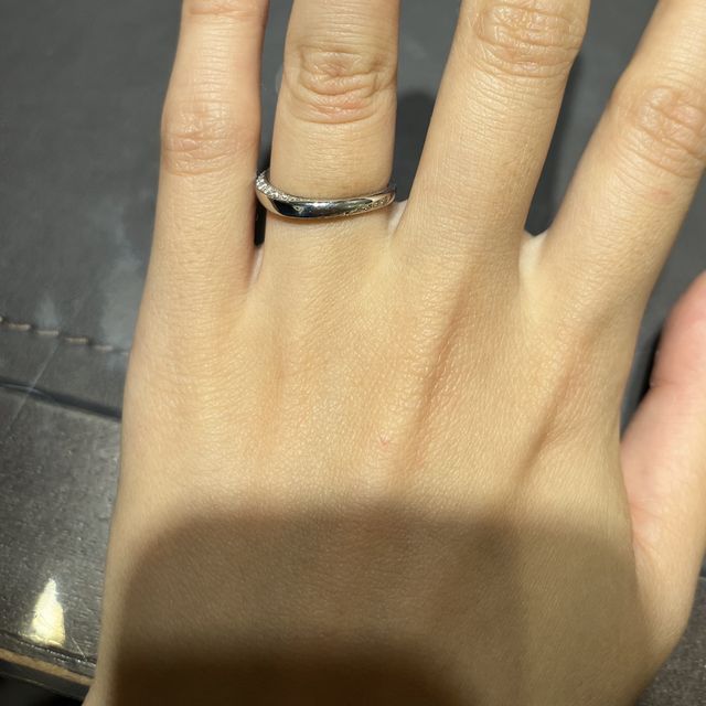 【俄(にわか)の口コミ】 指輪の正面ではなく、側面から捻じるようにダイヤがついており、正面から…