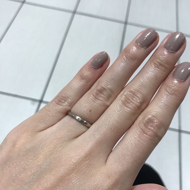 【TOMOE(トモエ)の口コミ】 シンプルなデザインを探していたので、ストーンは1つのみ。さりげなく入っ…