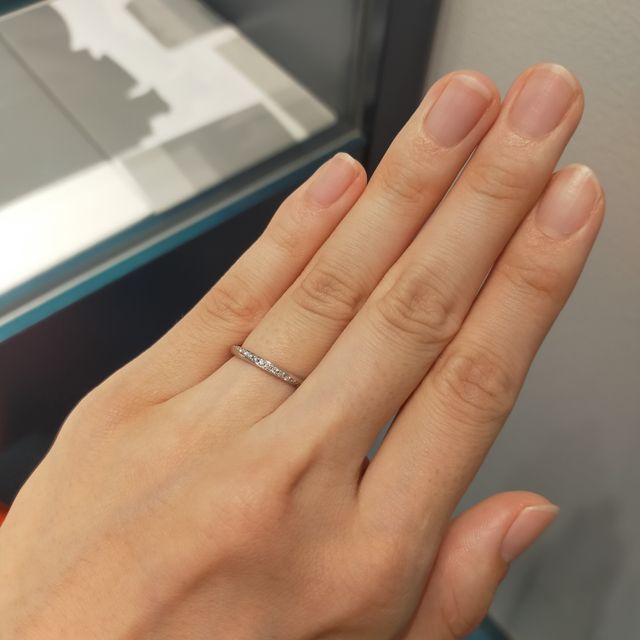 【銀座ダイヤモンドシライシの口コミ】 繊細なリングに、斜めに入れられたダイヤモンドのラインが美しく華やかで…