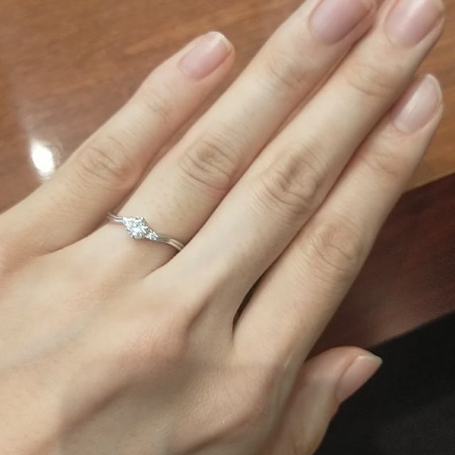 【SANJI(サンジ)の口コミ】 ウェーブがかったリングが指を細く長く見せてくれます。メレダイヤがセン…