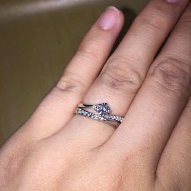 【銀座ダイヤモンドシライシの口コミ】 リング自体がまっすぐでないものを探していて、自分の指につけた感じ一番…