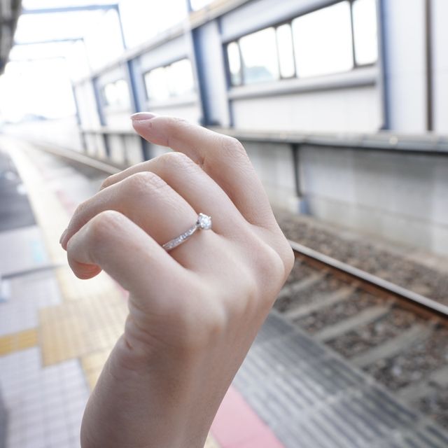 【ラザール ダイヤモンド(LAZARE DIAMOND)の口コミ】 虹色の光を放つダイヤモンドに一目惚れし、予定よりも大きめの0.3ctにしま…