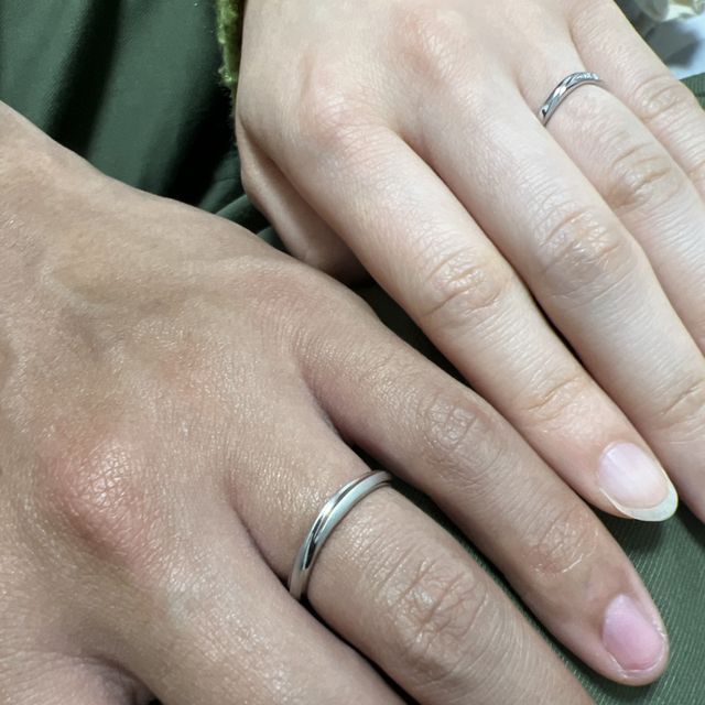 【銀座ダイヤモンドシライシの口コミ】 価格もリーズナブルでデザインも最高だったため
女性側はダイアを指輪に入…
