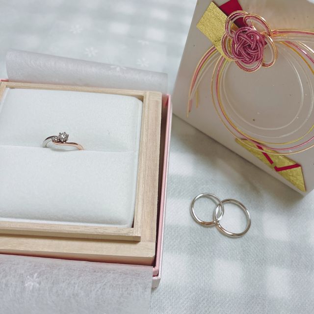 【AMOUR AMULET(アムール・アミュレット)の口コミ】 １番の理由は婚約指輪とセットで付けた時の感じが可愛かったからです。同…