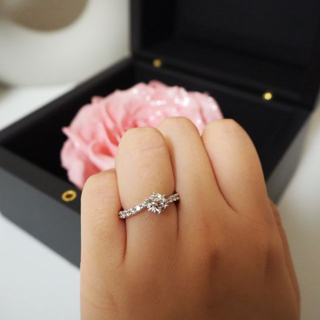 【宝寿堂(ほうじゅどう)の口コミ】 ウェーブ型、0.6カラットのダイヤです。周囲散りばめられたのダイヤも大き…