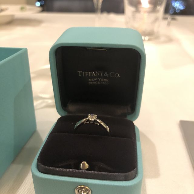 【ティファニー(Tiffany & Co.)の口コミ】 とにかくシンプルで邪魔にならない物を探していました。
こちらのデザイン…