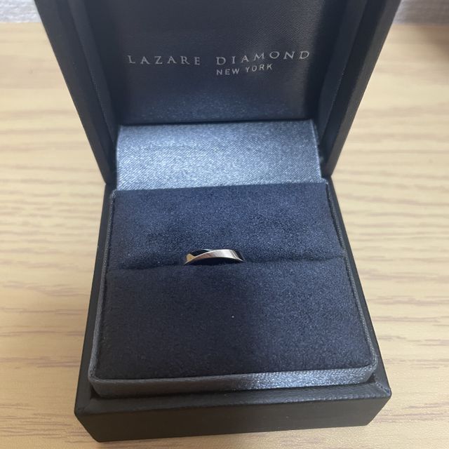 【ラザール ダイヤモンド(LAZARE DIAMOND)の口コミ】 婚約指輪とも合うデザインのものを探していた。ウェーブがあるデザインで…