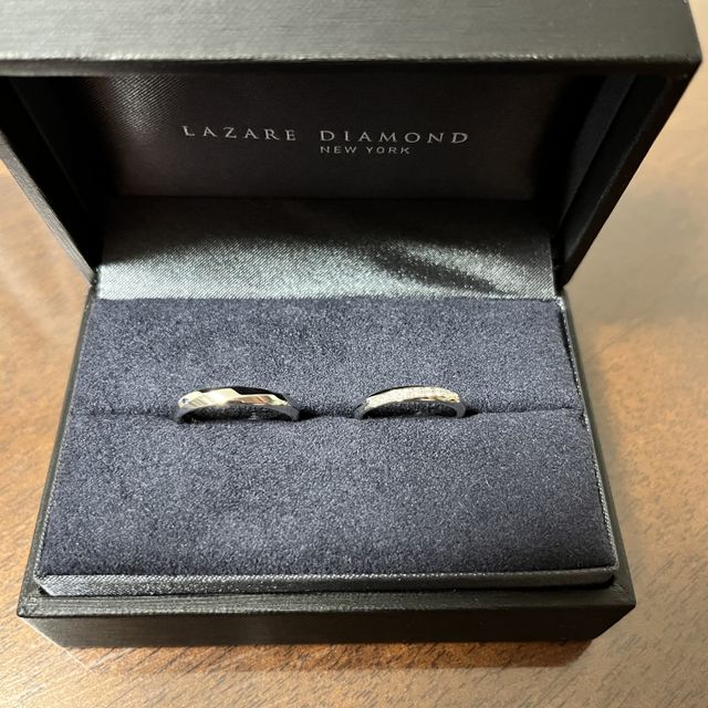 【ラザール ダイヤモンド(LAZARE DIAMOND)の口コミ】 決め手はデザインです。ストレートの指輪に斜めにダイヤが入っているデザ…