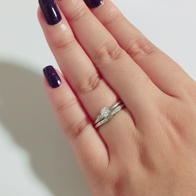 【俄(にわか)の口コミ】 ウェディング雑誌を見ていて、最初に気になった指輪でした。店舗で着用さ…