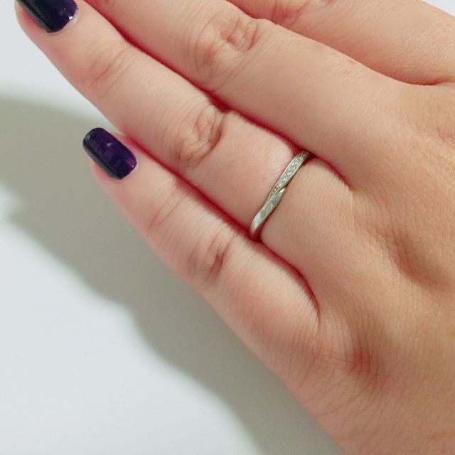 【俄(にわか)の口コミ】 ウェディング雑誌を見ていて、最初に気になった指輪でした。店舗で着用さ…