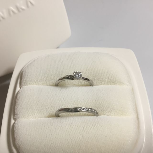 【俄(にわか)の口コミ】 ウェディング雑誌を見ていて、最初に気になった指輪でした。店舗で着用さ…
