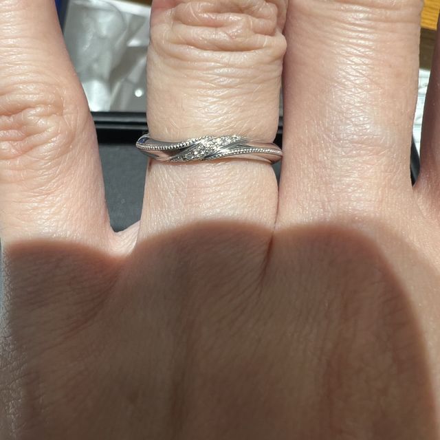 【銀座ダイヤモンドシライシの口コミ】 シンプル過ぎず手に馴染み飽きのこないデザイン。長く大切に出来るように…
