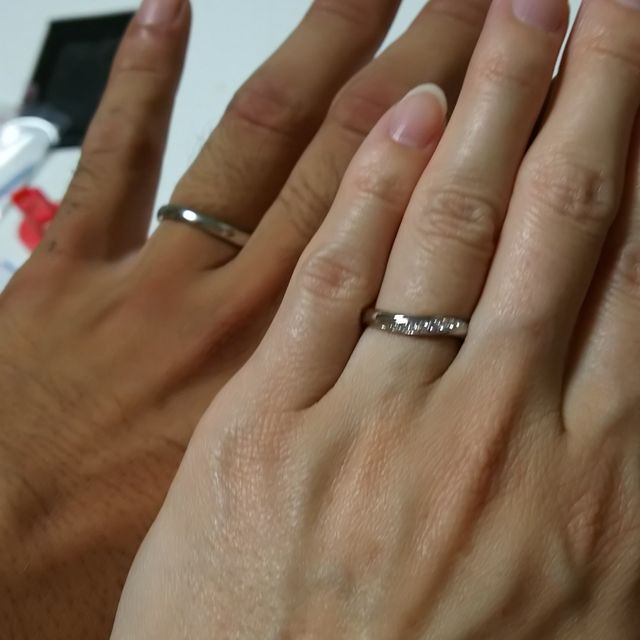 【4℃ BRIDAL(ヨンドシーブライダル)の口コミ】 指が綺麗に見えるデザインが良かったので、ダイヤが斜めに流れるように入…