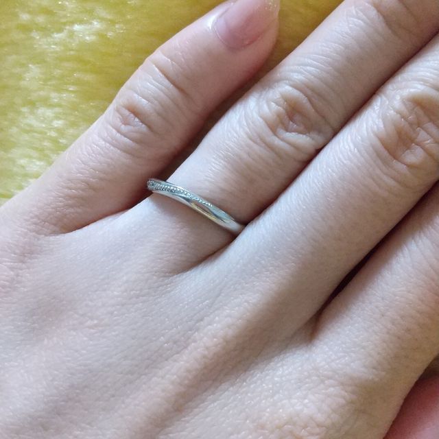【エクセルコダイヤモンド(EXELCO DIAMOND)の口コミ】 流れるような斜めのデザインが気に入りました。少し太めの指輪で将来的に…