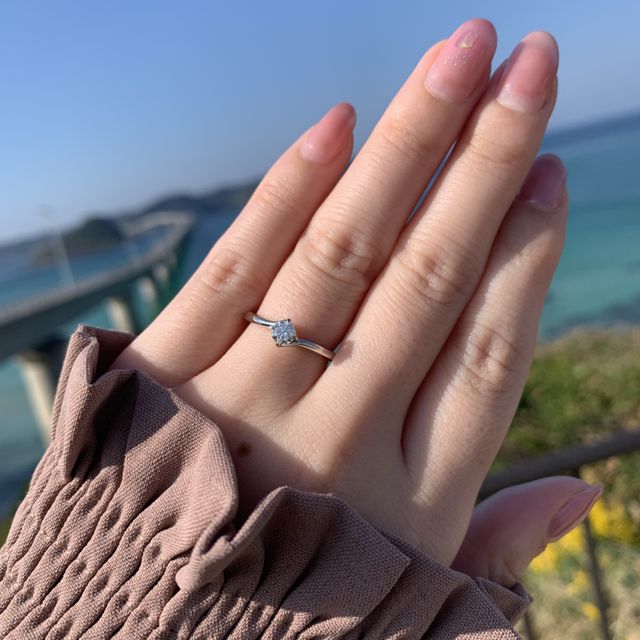 【ラザール ダイヤモンド(LAZARE DIAMOND)の口コミ】 ウェーブのデザインで指が綺麗に見えるところ、爪が4つのためダイヤモンド…