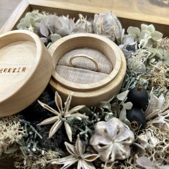 【鎌倉彫金工房の口コミ】 彼女が好きであろう色味を最優先しました。
派手さは好まないと思うので、…