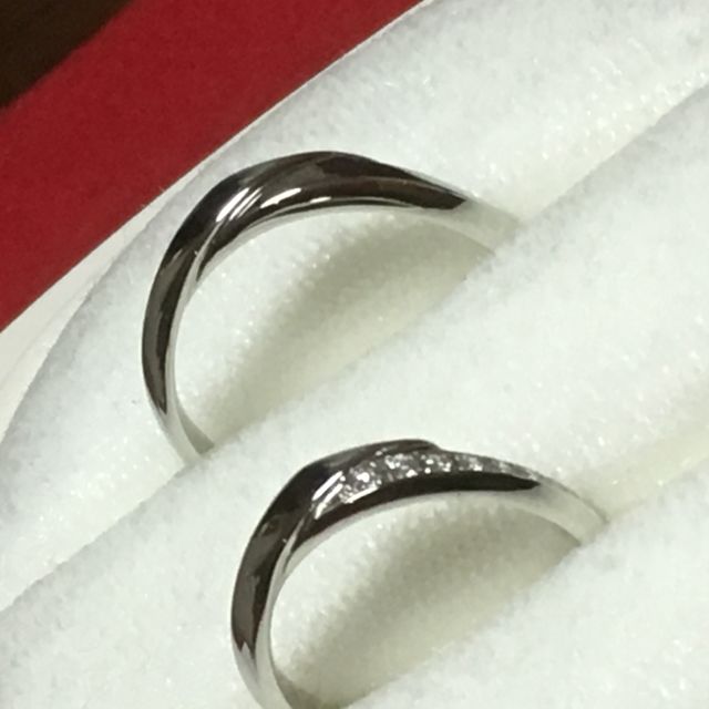 【俄(にわか)の口コミ】 エンゲージリングと、結婚指輪を合わせて着けるとデザインが映えるものを…