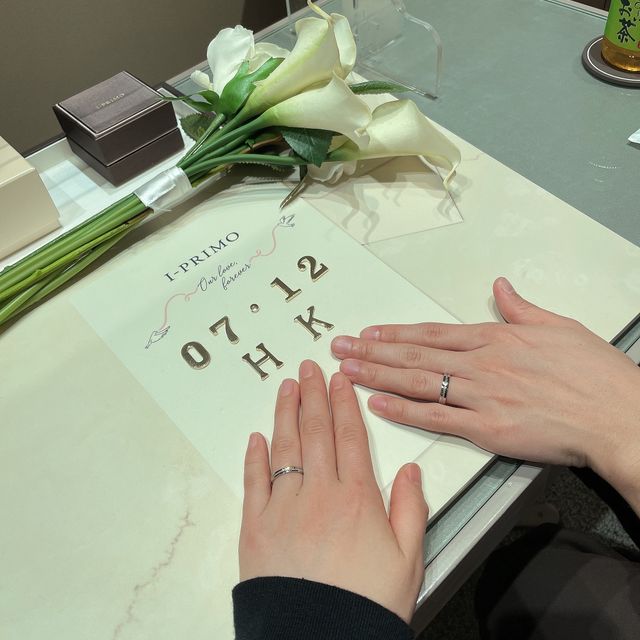 【アイプリモ(I-PRIMO)の口コミ】 1番は指輪のデザインです。
女性の方の指輪は真ん中にダイヤが埋め込まれ…