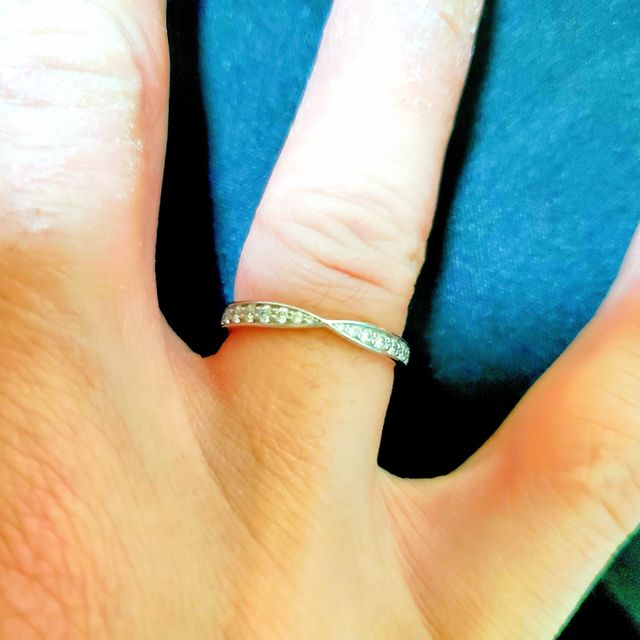 【ティファニー(Tiffany & Co.)の口コミ】 自分は、エタニティタイプの指輪を探していたので、この指輪が一番気に入…