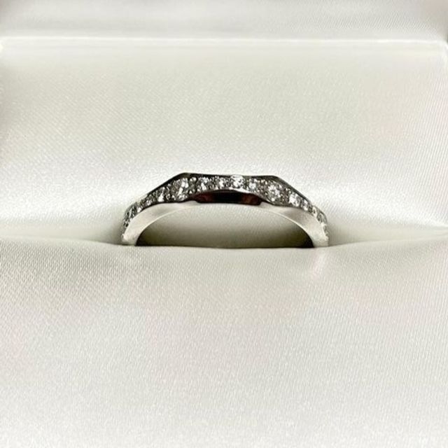 【ブルガリ(BVLGARI)の口コミ】 指輪の素材はプラチナでできており、他にはない光沢感が非常にあります。
…