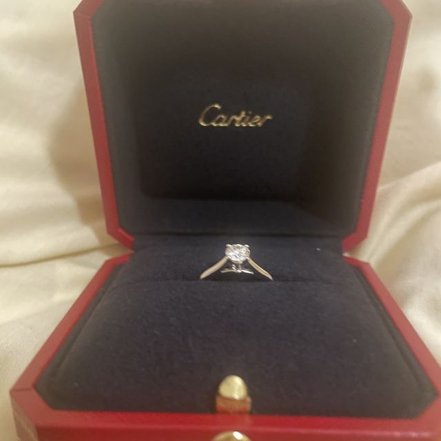 【カルティエ(Cartier)の口コミ】 昔ながらの指輪のデザインでしたが、やはり王道の婚約指輪の感じにしたい…