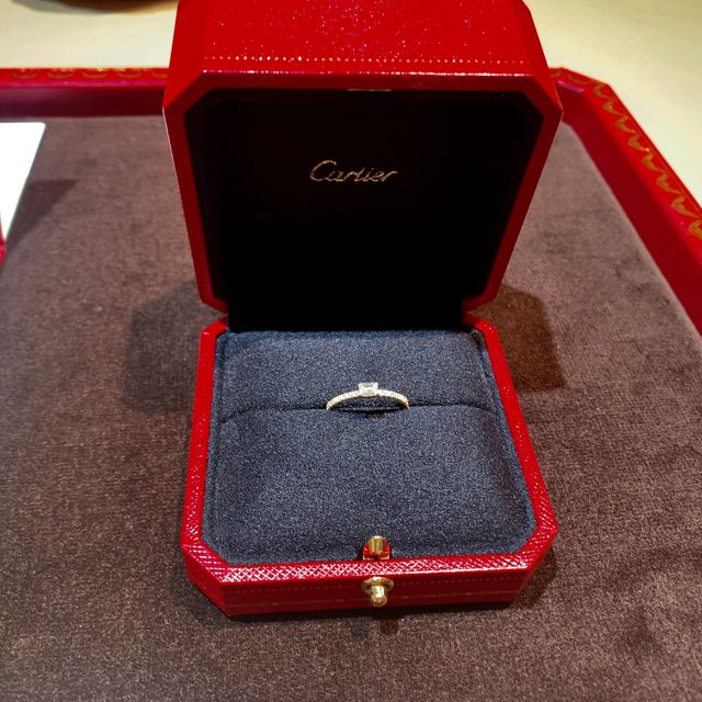【カルティエ(Cartier)の口コミ】 エメラルドカットの婚約指輪を探しており、価格やブランドに納得したから…