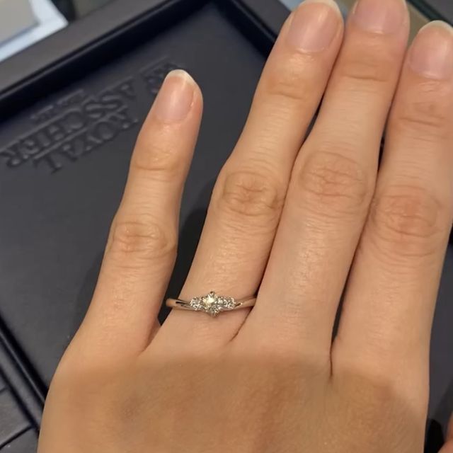 【ROYAL ASSCHER(ロイヤル・アッシャー)の口コミ】 ３つのダイヤモンドで構成されてて、ロイヤルアッシャー特有の白い上品な…