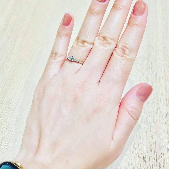 【銀座ダイヤモンドシライシの口コミ】 結婚指輪と重ね付けしても邪魔にならないデザインを探していて何店舗か回…
