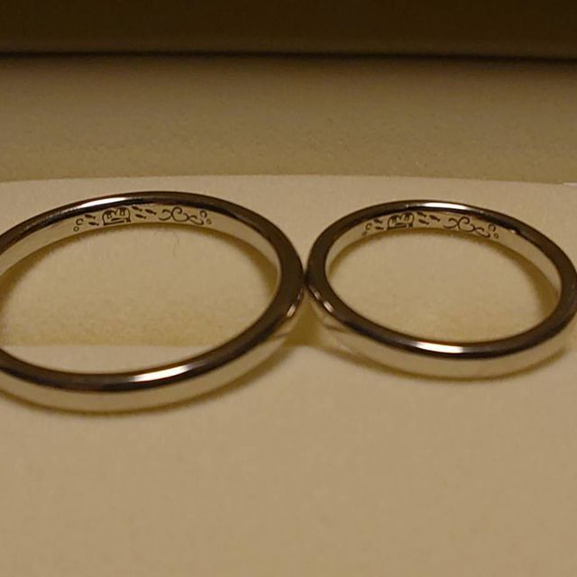 【ケイウノ ブライダル(K.UNO BRIDAL)の口コミ】 表側はシンプルなデザインで、裏側に自由に刻印をできる結婚指輪を探して…