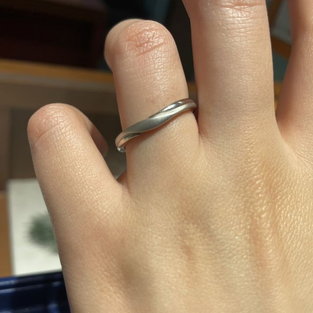 【銀座ダイヤモンドシライシの口コミ】 デザインがとても気に入りました。店員さんがもってきていただいて、一目…