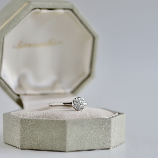 【hitotsuchi(ヒトツチ)の口コミ】 シンプルなデザインで普段使いを考えていました。
実際のデザインも普段使…