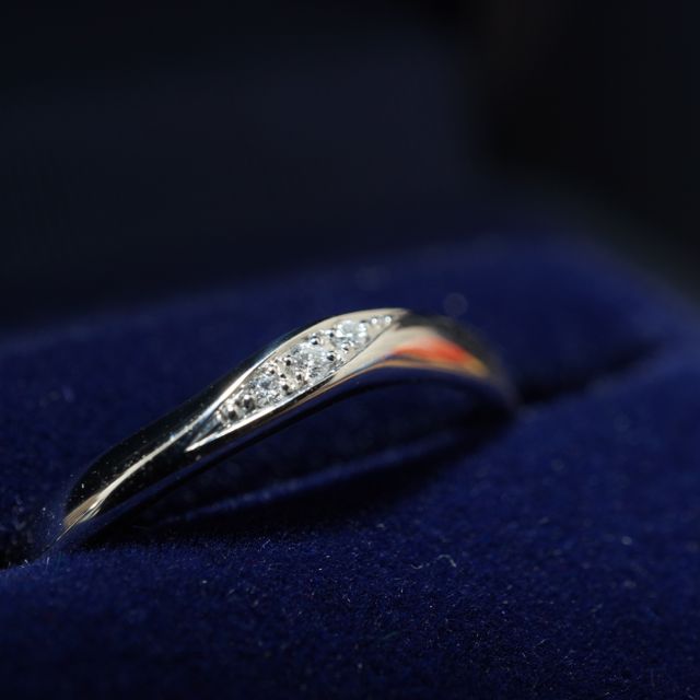 【銀座ダイヤモンドシライシの口コミ】 長年つけることができるシンプルなものを探していました。初めはダイアモ…