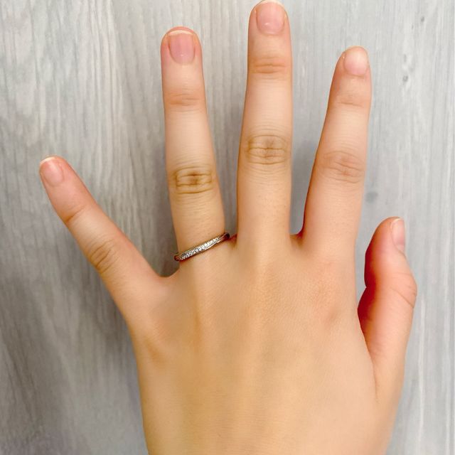 【PORTADA(ポルターダ)の口コミ】 ストレートリングですが、ウェーブ状にダイアモンドが散りばめてあり好み…