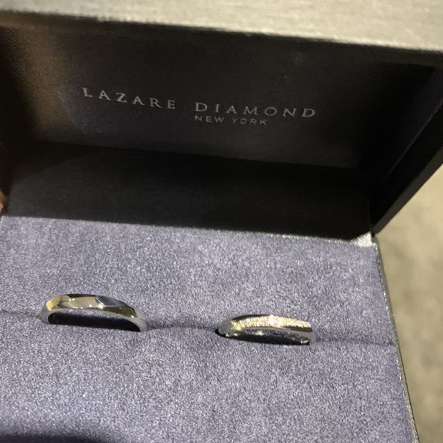 【ラザール ダイヤモンド(LAZARE DIAMOND)の口コミ】 ペアリングだったので、2人共に似合うデザインを探しました。指輪について…