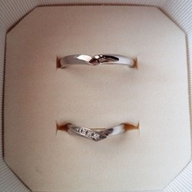 【4℃ BRIDAL(ヨンドシーブライダル)の口コミ】 夫に贈ってもらった婚約指輪が4℃のものだったので、こちらのブランドの結…