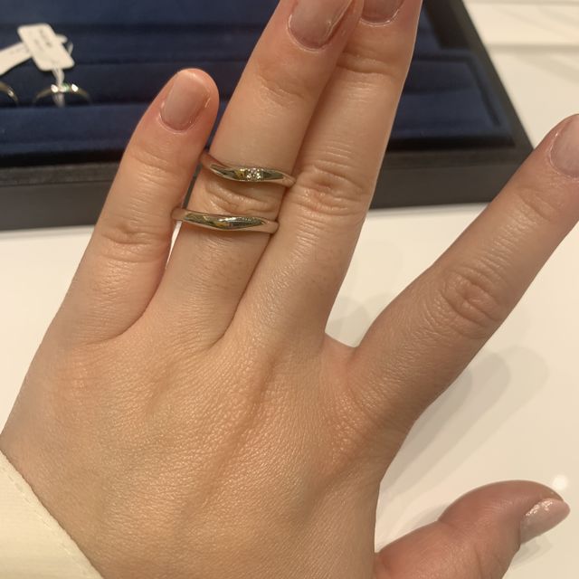 【4℃ BRIDAL(ヨンドシーブライダル)の口コミ】 手に馴染むウェーブで比較的手の形を選ばないなと思いました。基本、ウェ…