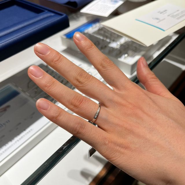 【銀座ダイヤモンドシライシの口コミ】 カタログで見ていて気になっていたデザインでした。実際希望を伝えた際に…
