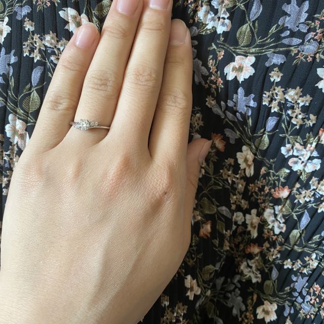 【ラザール ダイヤモンド(LAZARE DIAMOND)の口コミ】 両サイドのメレダイヤがあることにより華やかさがあり、着けていて気分が…