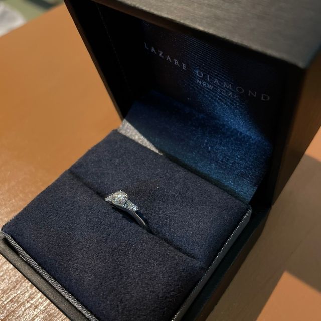 【ラザール ダイヤモンド(LAZARE DIAMOND)の口コミ】 両サイドのメレダイヤがあることにより華やかさがあり、着けていて気分が…