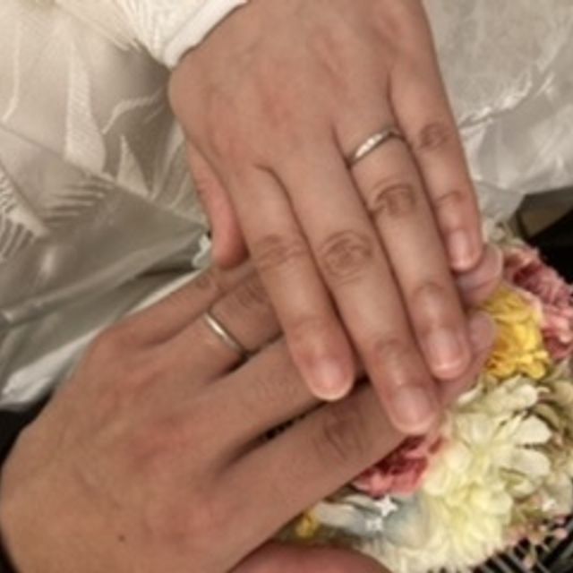 【アンジェリックフォセッテ(Angelique Fossette)の口コミ】 指がキレイに見えるようにアーチがかっているデザインにしました。ダイヤ…