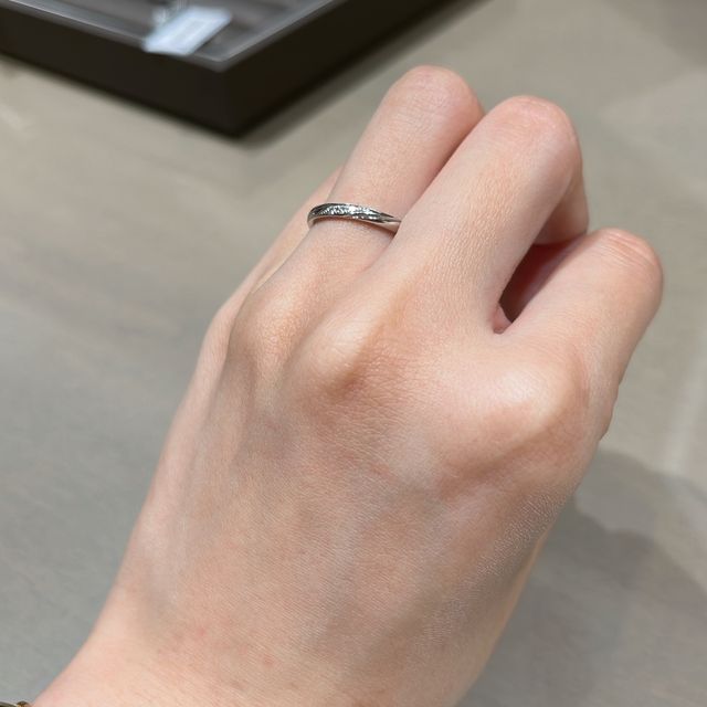 【アイプリモ(I-PRIMO)の口コミ】 指輪の形はストレートでありながら、流れるようなデザインで遊び心があり…