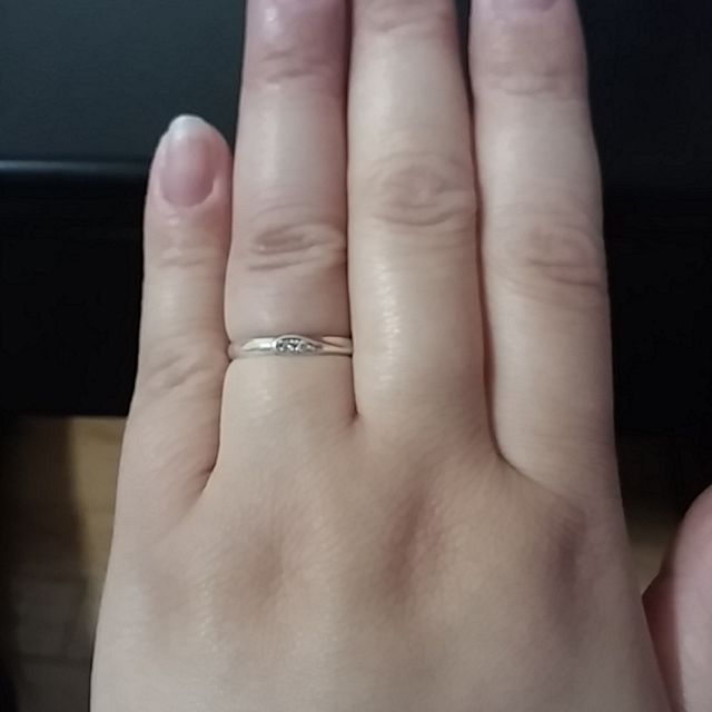 【THE KISS(ザ・キッス)の口コミ】 この指輪の決め手は安さとシンプルなデザインとダイヤがキラキラしてる所…