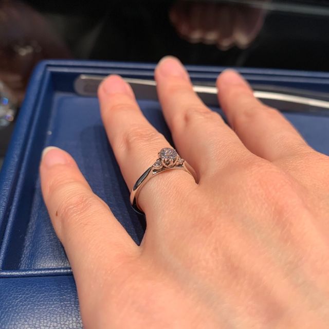 【銀座ダイヤモンドシライシの口コミ】 シンプルで無駄のない、繊細なデザインが好みでした。他の指輪もかなり見…