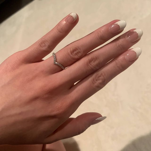 【ティファニー(Tiffany & Co.)の口コミ】 指がスッキリ見えるVデザインと婚約指輪との重ね付けのしやすさが決め手に…