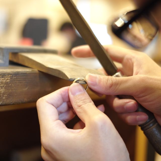 【鎌倉彫金工房の口コミ】 鎌倉彫金工房にした決め手は、口コミの多さと内容です。
元々結婚指輪を自…