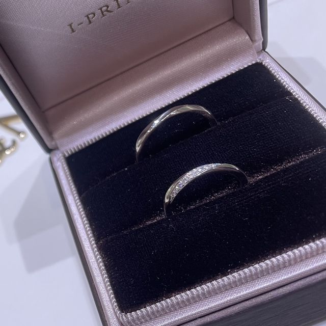 【アイプリモ(I-PRIMO)の口コミ】 シンプルなデザインですが、斜めにダイヤモンドが散りばめられていて、指…